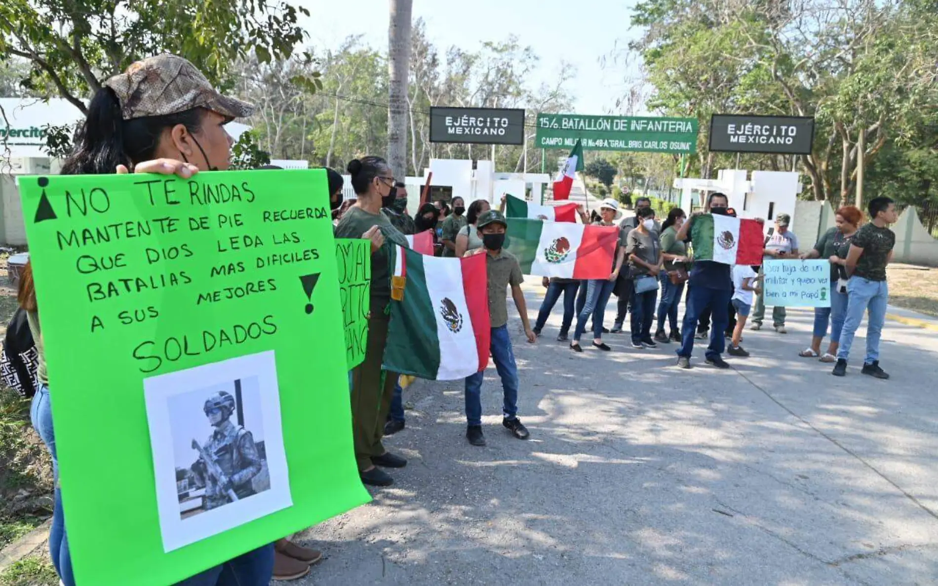 Protesta a favor del Ejército Mexicano Alejandro del Ángel (2)